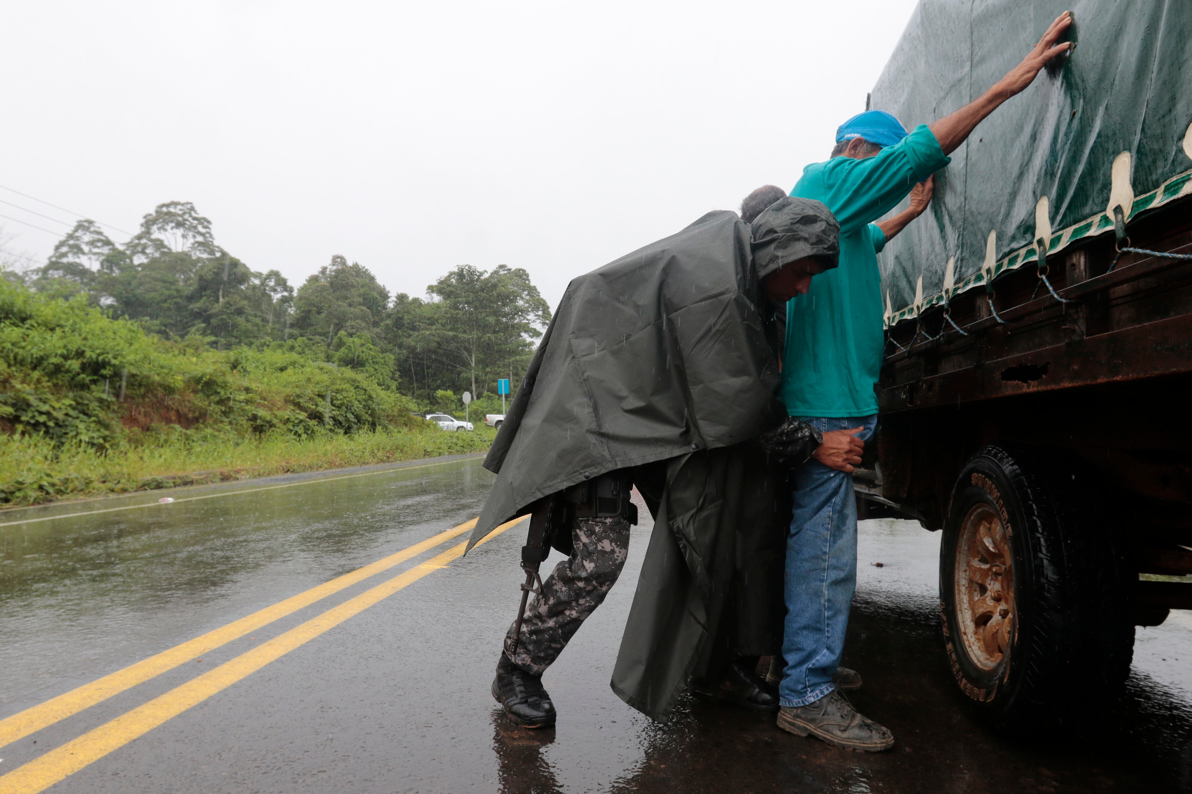 Controles de la policía ecuatoriana en la frontera con Colombia.