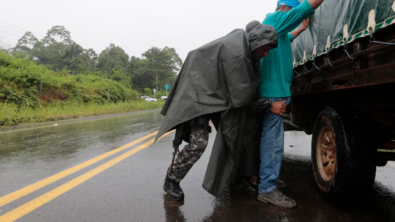 Controles de la policía ecuatoriana en la frontera con Colombia.