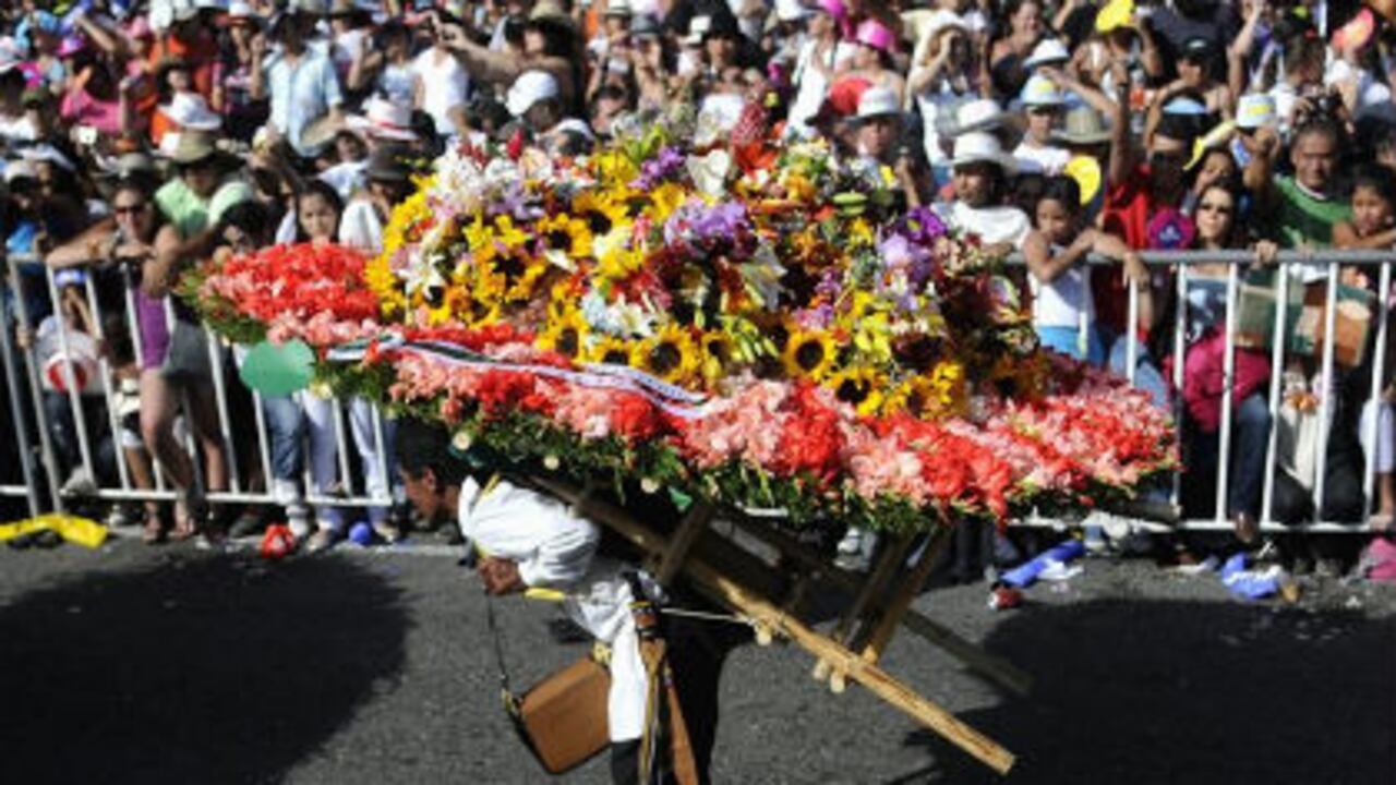 Campesinos antioqueños exhiben sus silletas durante la versión 54 de la Feria de las Flores 2011 el domingo, en Medellín.