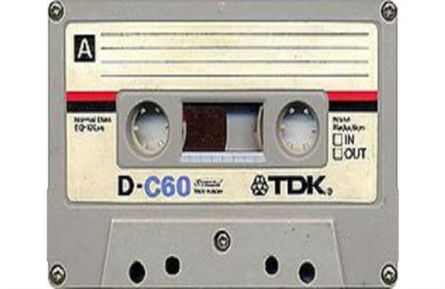 En 1963 el Cassette sale al mercado en Europa y al año siguiente llega a América, dispositivo de audio basado en la cinta magnética,  tuvo ventas exitosas por más de 30 años y venía con capacidad de 30, 45, 60, 90 y 120 minutos. 