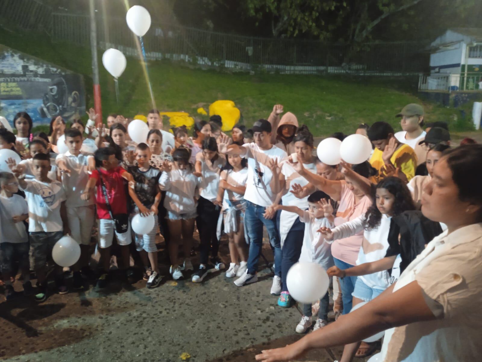 Con velatón, familiares y vecinos de joven asesinado en Siloé, reclamaron justicia