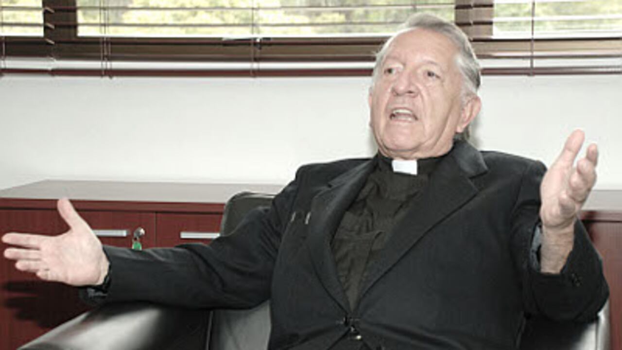 El padre 'Joaco' celebra en los 80 años de restablecimiento de la Javeriana que la Universidad continúe formando líderes del país y contrinuya positivamente al desarrollo de Colombia.
