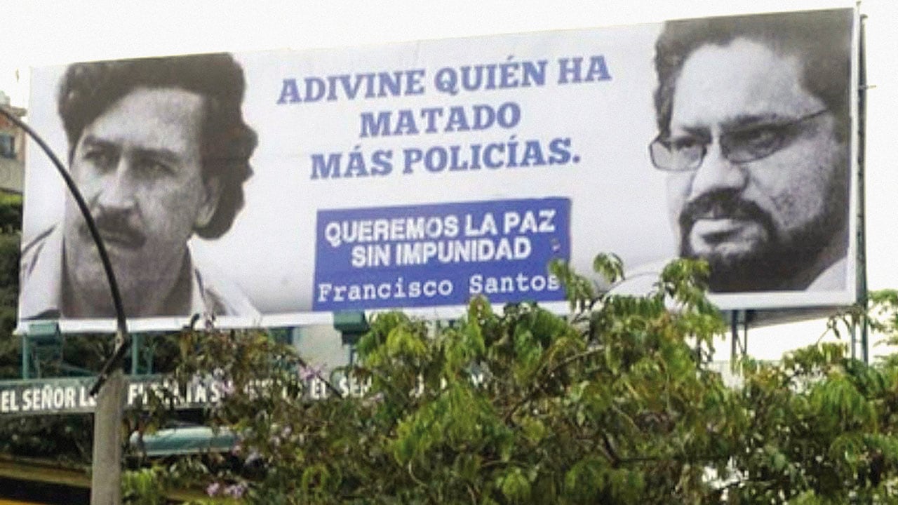 Pancarta sobre los crímenes de las Farc.