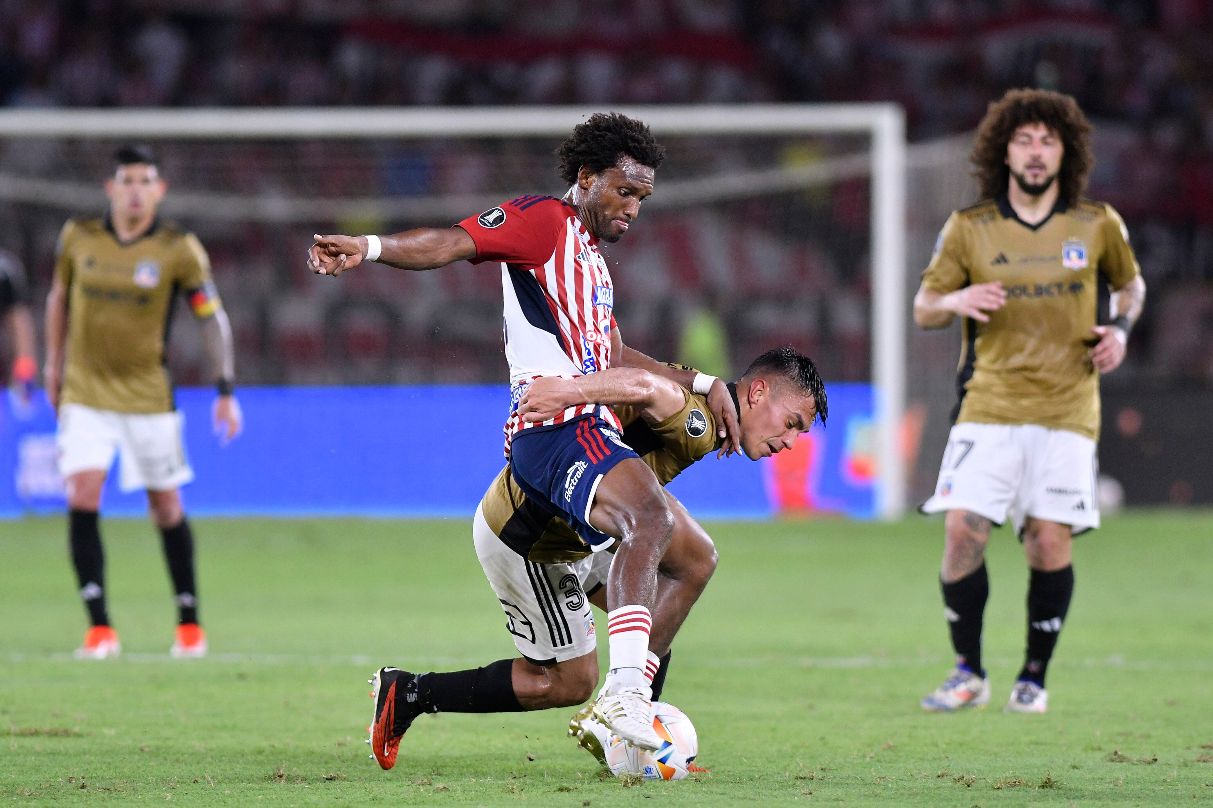 Didier Moreno durante un partido contra Colo Colo de Chile en la Copa Libertadores.