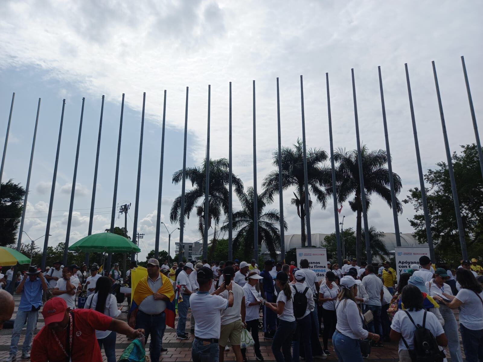 Así luce el Parque de las Banderas, en Cali, donde los manifestantes van llegando para la movilización en contra de la gestión del gobierno Petro.