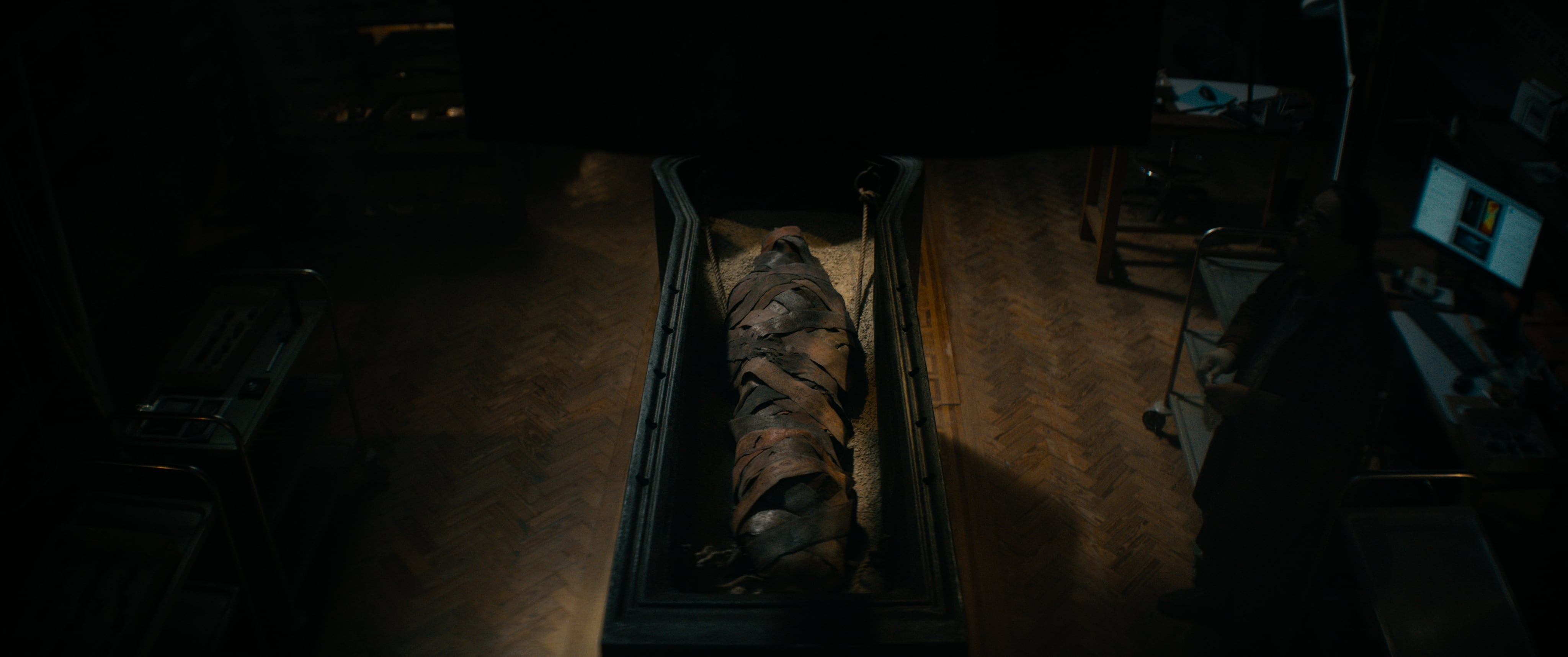 Misterios milenarios se van revelando con el paso del tiempo, de forma poco sutil. Esta montaña rusa no se guarda mucho y eso la hace muy entretenida.