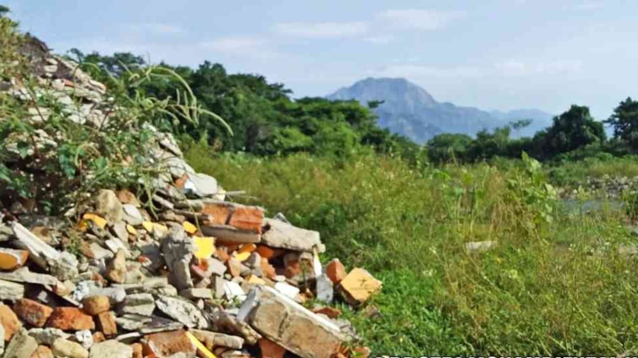 En municipios como Valledupar el río Guatapurí viene siendo objeto de contaminación por la inadecuada disposición de basuras en sus márgenes. Foto: Corpocesar.