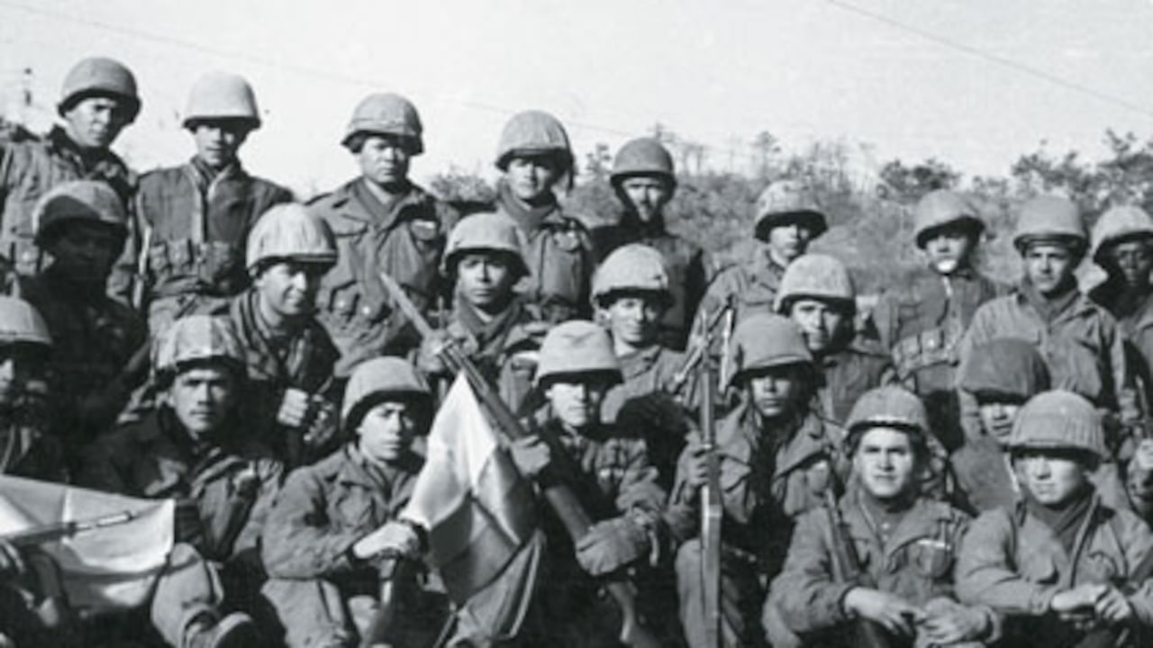 El Batallón Colombia hizo historia en la guerra de Corea. Aquí algunos soldados posan con la bandera que les entregó el presidente Laureano Gómez.