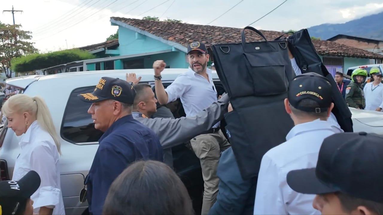 El presidente Abelardo De La Espriella sigue recorriendo las zonas afectadas por el terremoto.