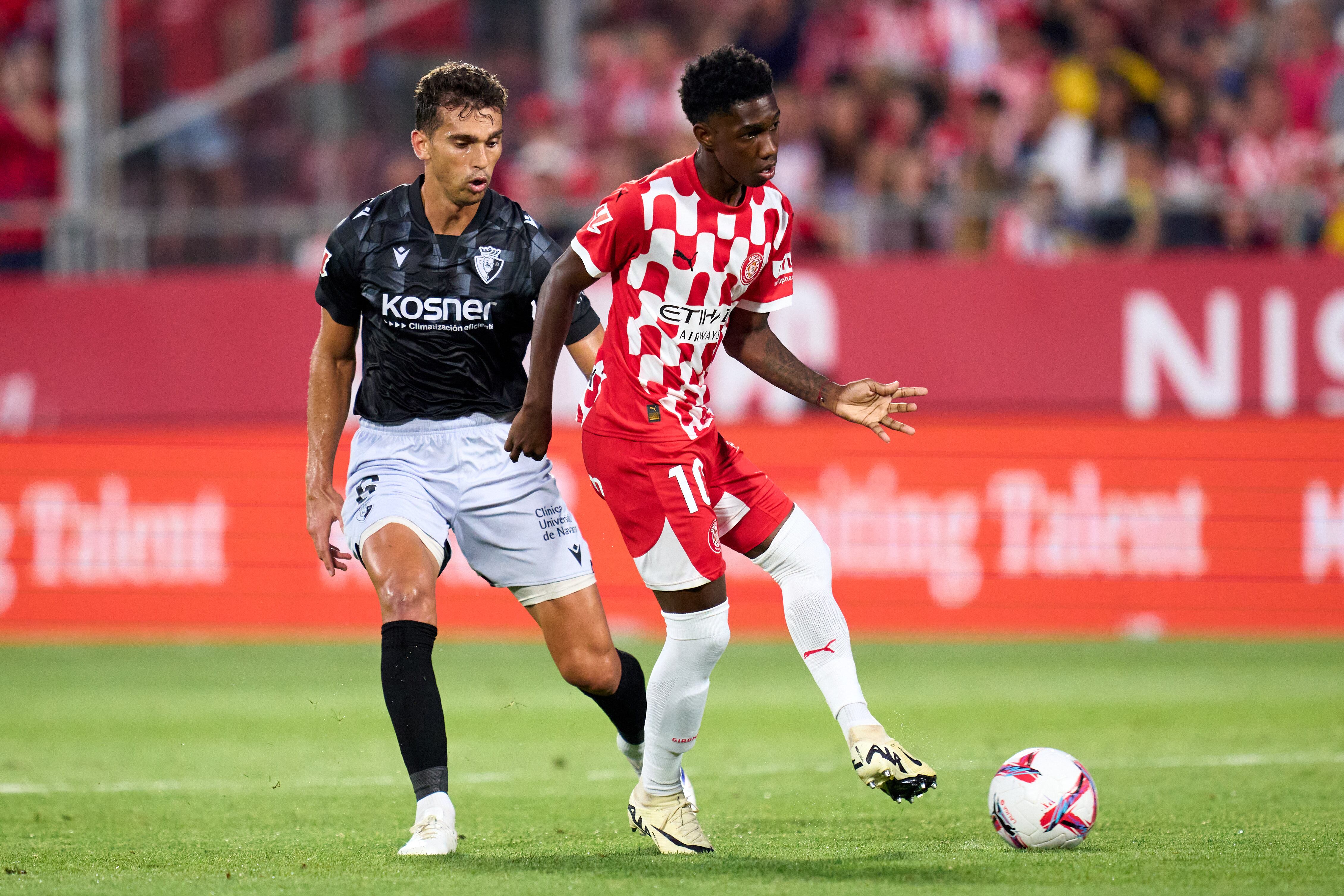 GIRONA, SPAIN - AUGUST 29: Yaser Asprilla of Girona FC controls the ball whilst under pressure from Lucas Torro of CA Osasuna during the LaLiga EA Sports match between Girona FC and CA Osasuna at Montilivi Stadium on August 29, 2024 in Girona, Spain. (Photo by Alex Caparros/Getty Images)
