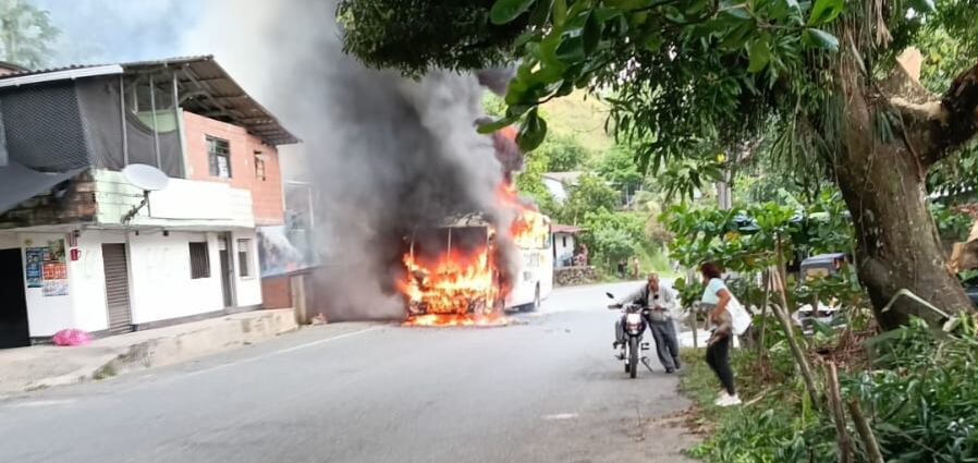 Bus incinerado por el ELN en Antioquia.