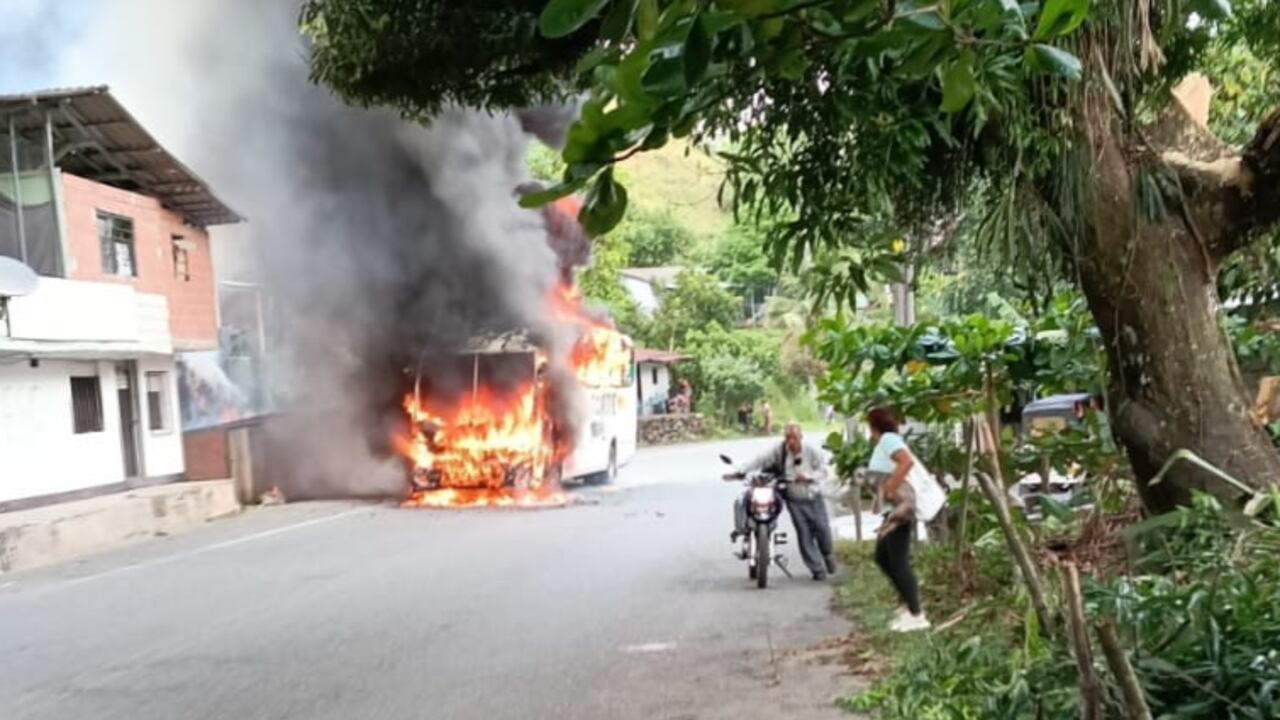 Bus incinerado por el ELN en Antioquia.