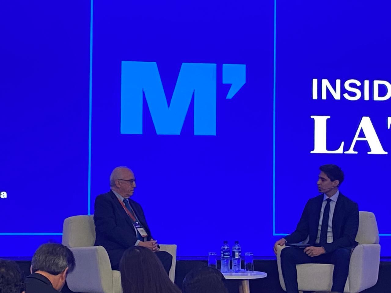 Leonardo Villar, gerente del Banco de la República y Renzo Merino, analista de Moody's para Colombia.