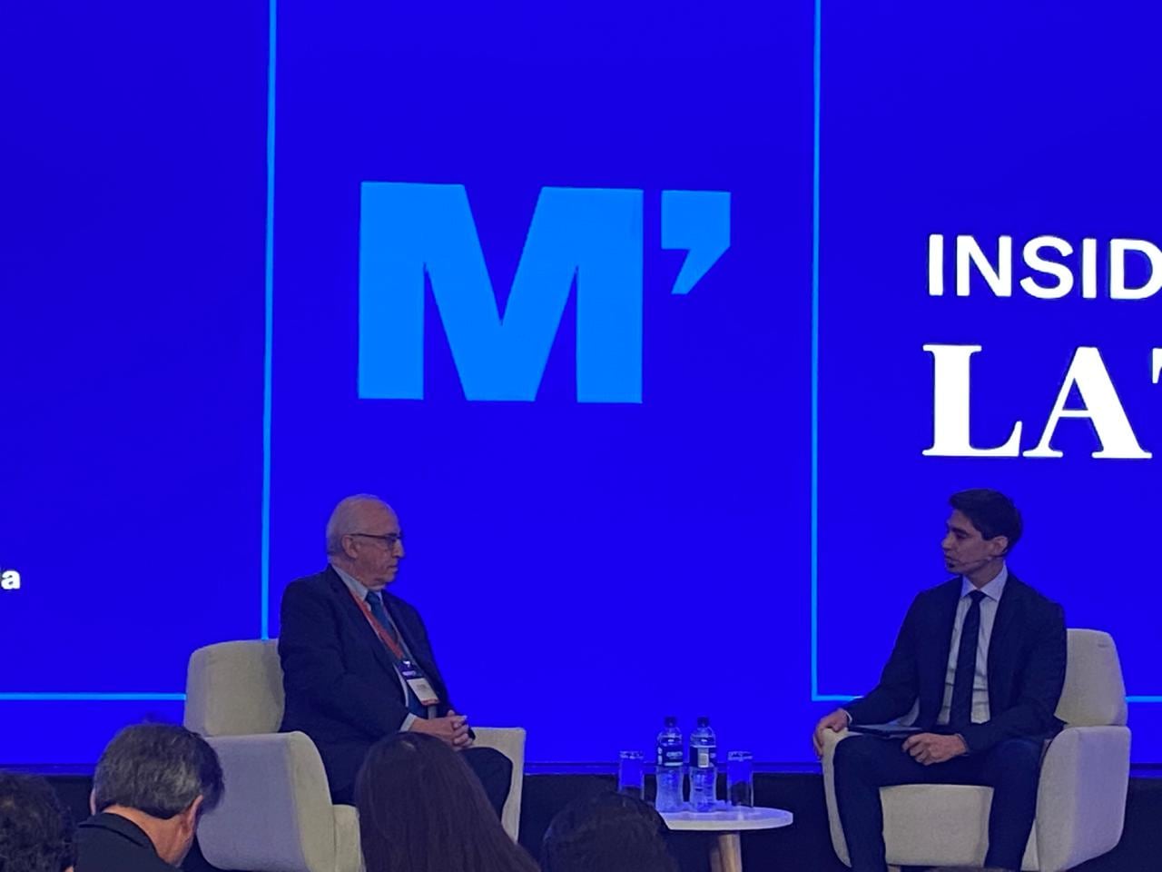 Leonardo Villar, gerente del Banco de la República y Renzo Merino, analista de Moody's para Colombia.