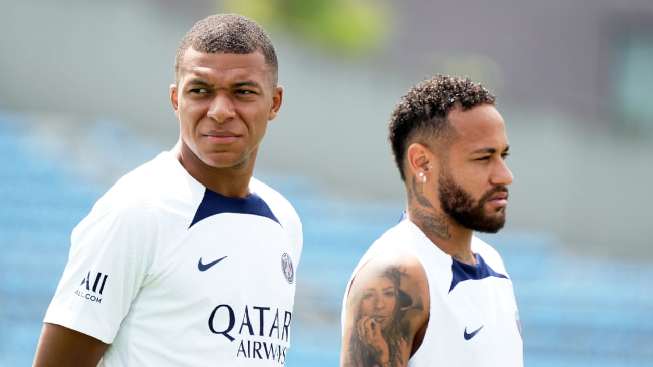 TOKYO, JAPAN - JULY 18: (L-R) Neymar Jr and Kylian Mbappe of Paris Saint-Germain look on the Paris Saint-Germain Japan Tour Kids Clinic at Prince Chichibu Memorial Rugby Ground on July 18, 2022 in Tokyo, Japan. (Photo by Getty Images/Koji Watanabe)