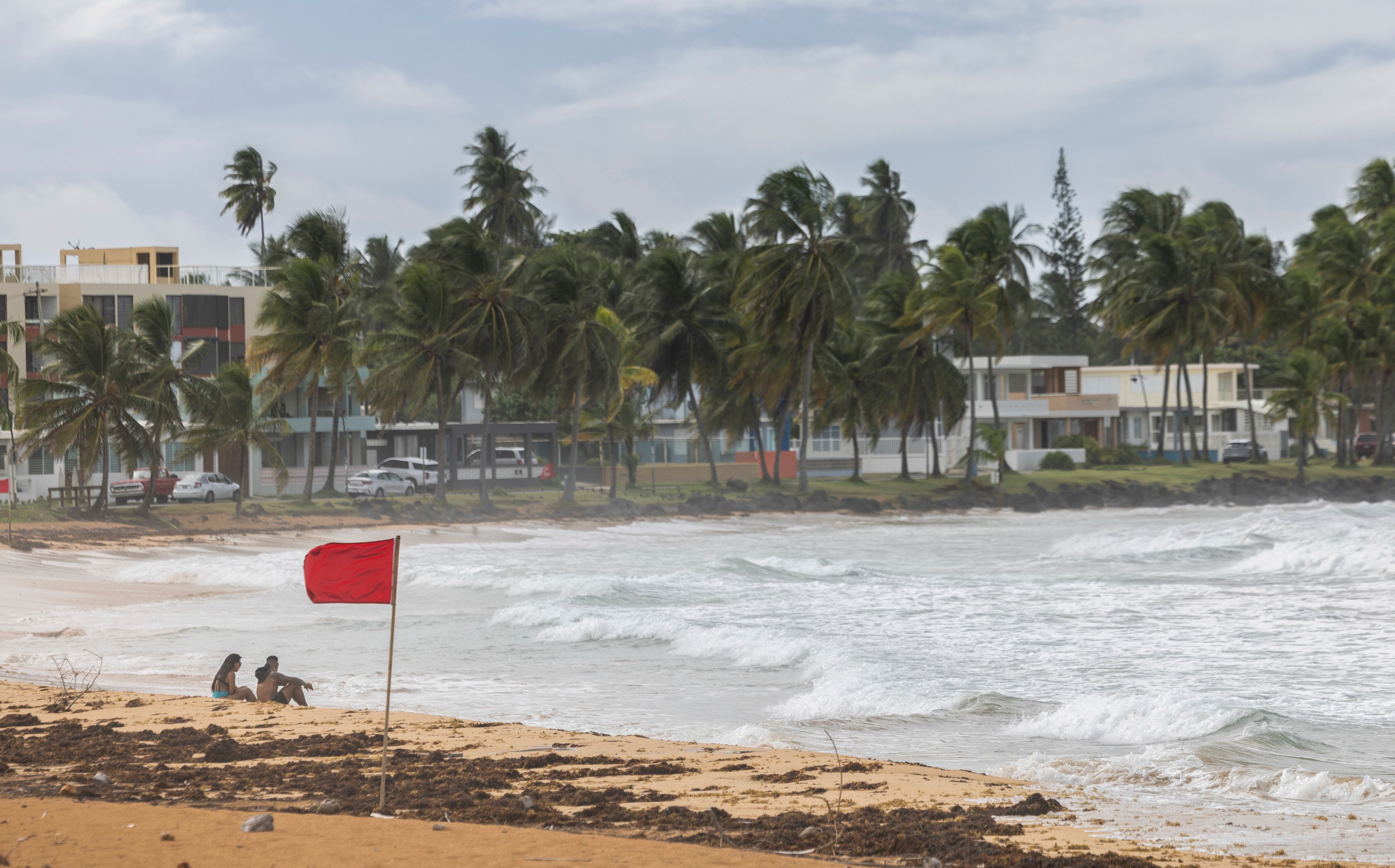 “Dado que hay cierta posibilidad de que Ernesto se convierta en huracán mientras esté cerca de las Islas Vírgenes, sigue en vigor una alerta de huracán”, indicó el Centro Nacional de Huracanes de Estados Unidos.