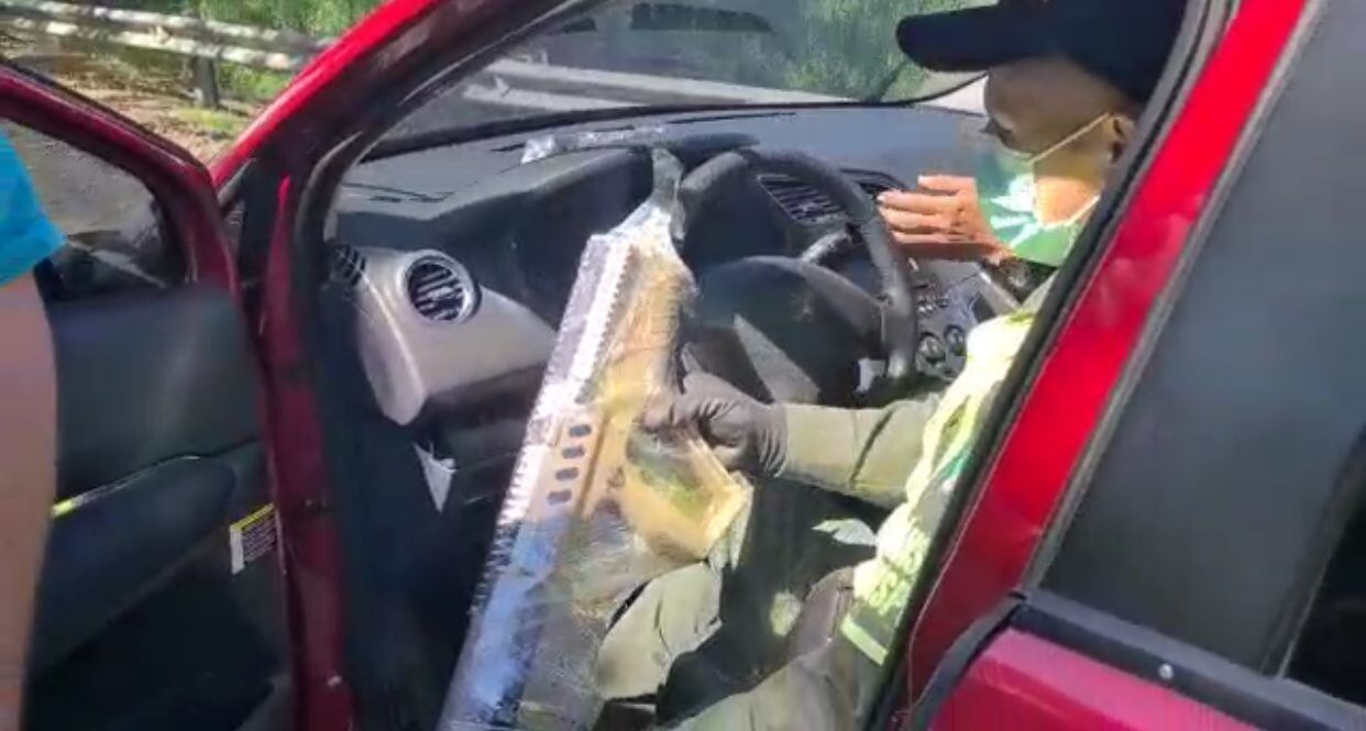 En vías del Valle del Cauca la Policía de Tránsito descubrió a dos personas que convirtieron un pequeño carro en una caleta para el tráfico de armas.