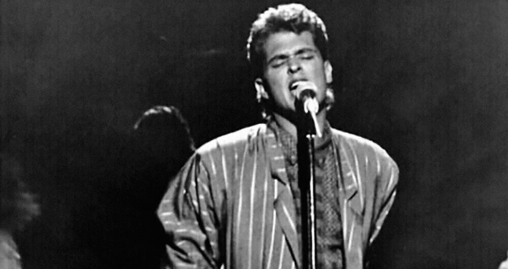  En 1982, y con 20 años, Carlos Vives empezósu carrera como actor en el programa de televisión infantil Pequeños gigantes.