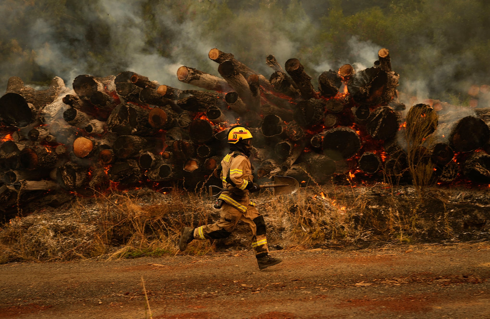 En imágenes : Chile lucha contra los incendios forestales más mortíferos registrados.