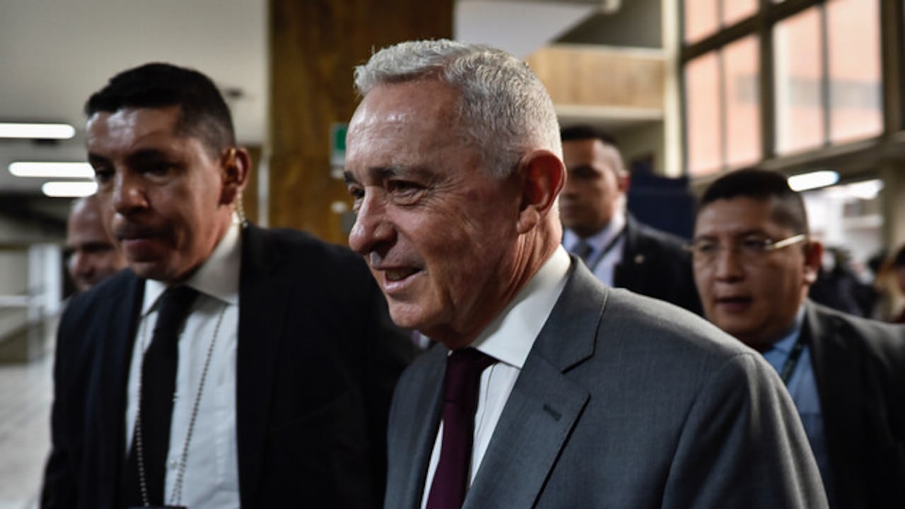 Expresidente Álvaro Uribe Vélez en el complejo judicial de Paloquemao.