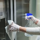 El sencillo hábito que ayuda a mantener la nevera brillante durante más tiempo.