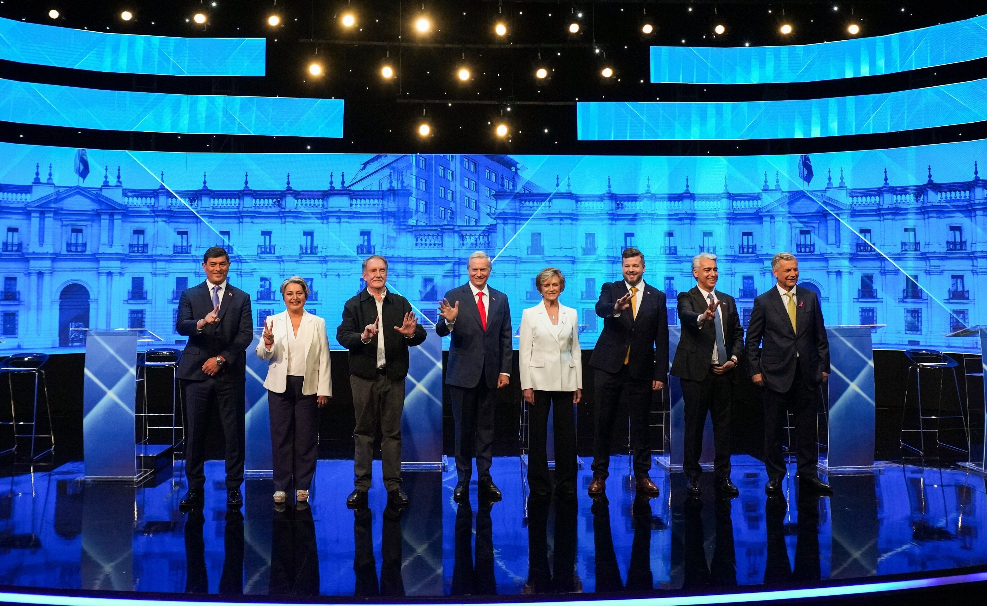 De izquierda a derecha, los candidatos presidenciales Franco Parisi, del Partido del Pueblo; Jeannette Jara, de la coalición Unidad por Chile; Eduardo Artes, del Partido Acción Proletaria; José Antonio Kast, del Partido Republicano; Evelyn Matthei, de la coalición Chile Vamos; Johannes Kaiser, del Partido Libertario Nacional; Marco Enriquez-Ominami, del Partido Progresista; y el independiente Harold Mayne-Nicholls durante un debate previo a las elecciones generales de noviembre.