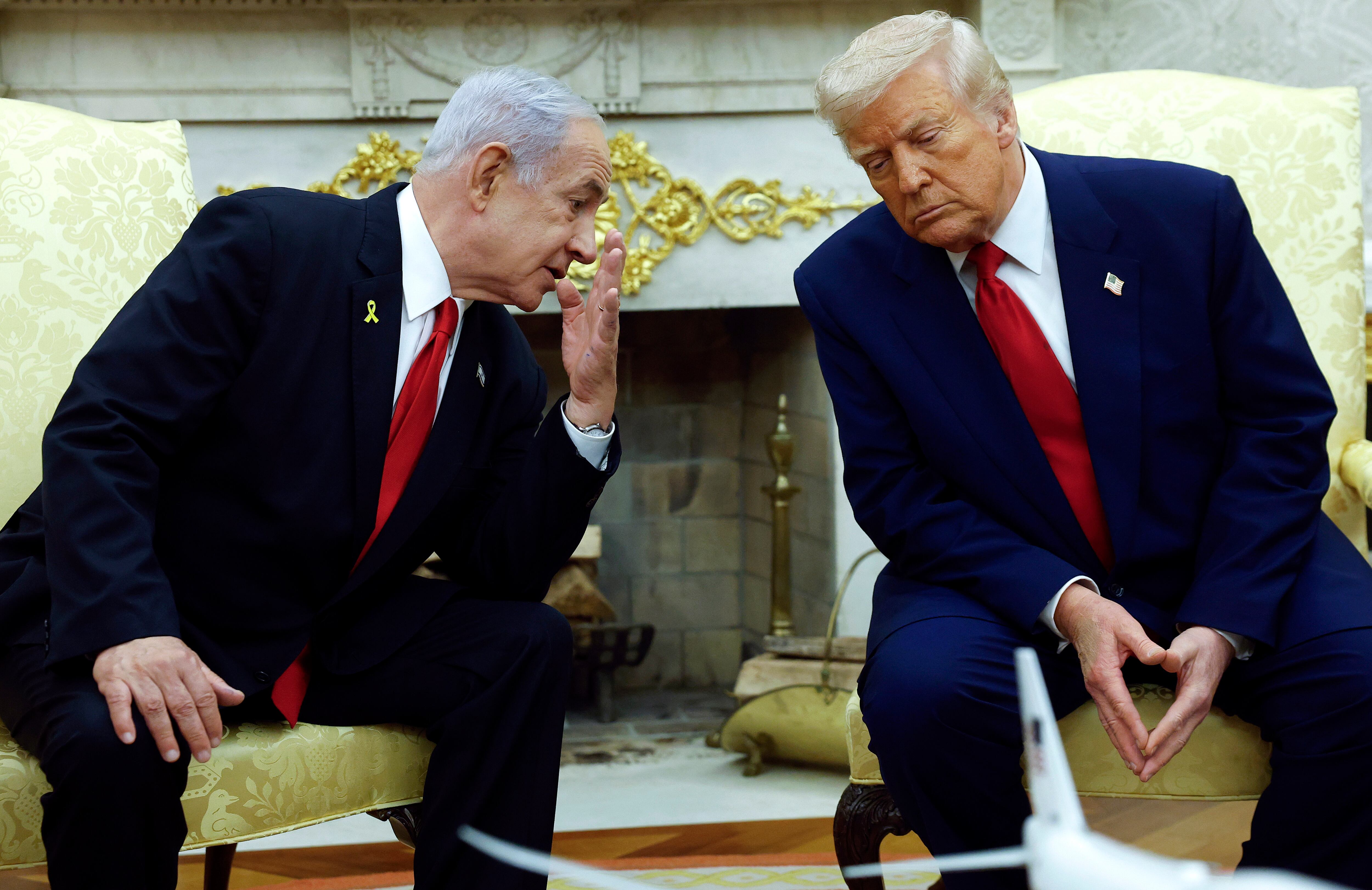 El primer ministro israelí, Benjamin Netanyahu (izq.), conversa con el presidente estadounidense, Donald Trump, durante una reunión en la Oficina Oval de la Casa Blanca el 7 de abril de 2025 en Washington, D.C. El presidente Trump se reúne con Netanyahu para hablar sobre los esfuerzos en curso para liberar a los rehenes israelíes de Gaza y los nuevos aranceles impuestos por Estados Unidos.
