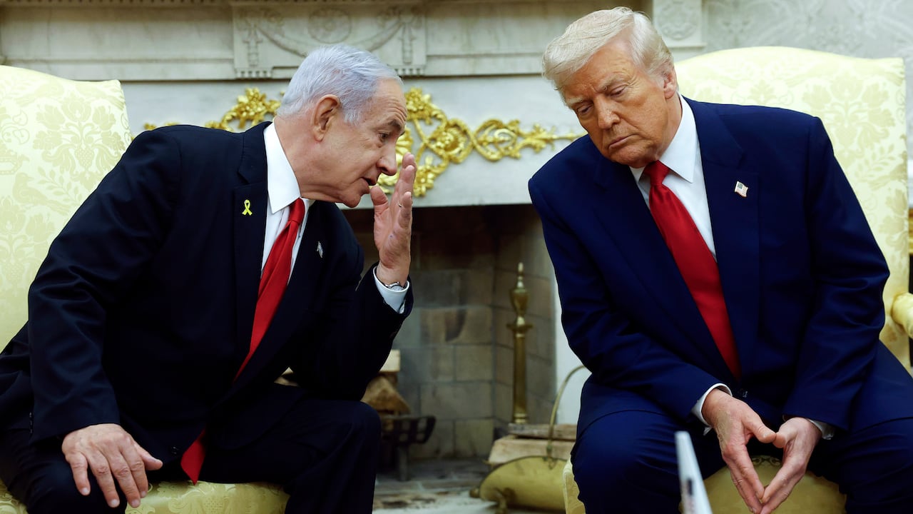 El primer ministro israelí, Benjamin Netanyahu (izq.), conversa con el presidente estadounidense, Donald Trump, durante una reunión en la Oficina Oval de la Casa Blanca el 7 de abril de 2025 en Washington, D.C. El presidente Trump se reúne con Netanyahu para hablar sobre los esfuerzos en curso para liberar a los rehenes israelíes de Gaza y los nuevos aranceles impuestos por Estados Unidos.