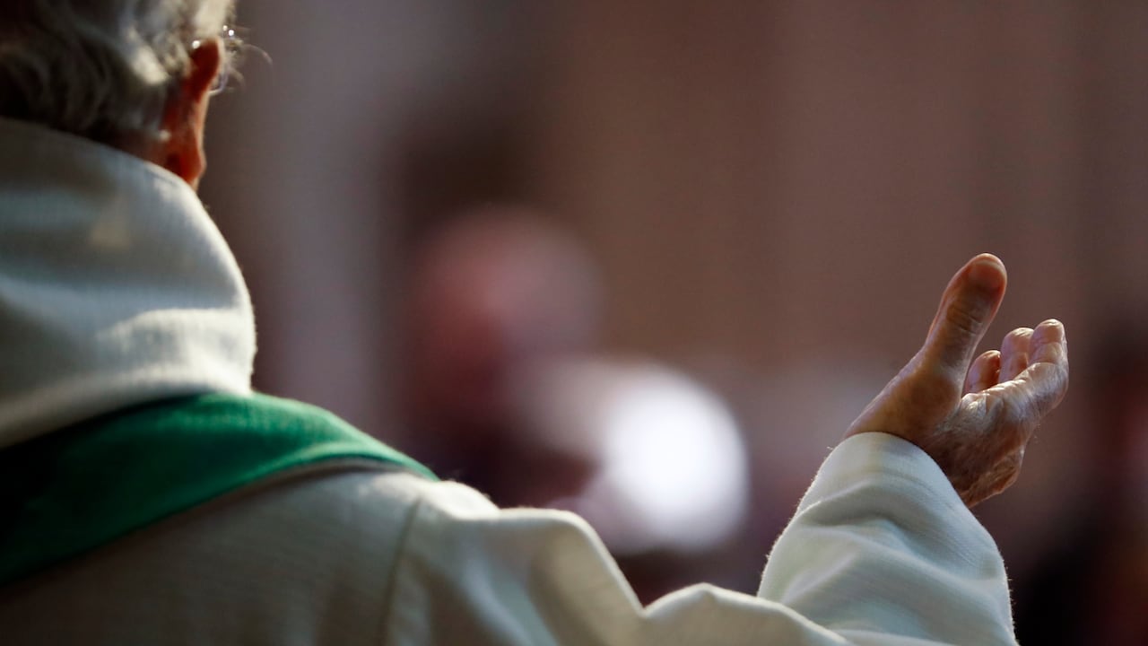 El sacerdote se hace a un lado cuando le toca el turno al habitante de calle.