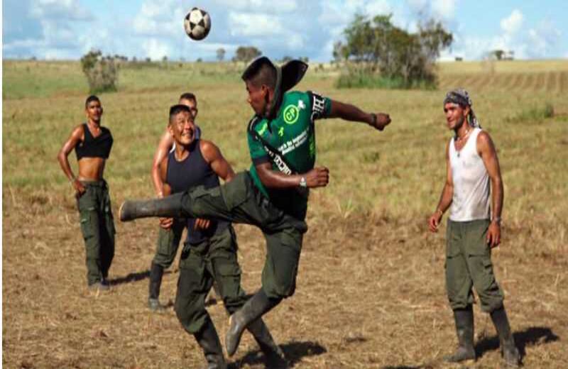 En la décima conferencia el ambiente fue totalmente distinto, las armas quedaron a un lado y el balón comenzó a rodar. León Dario Peláez /SEMANA