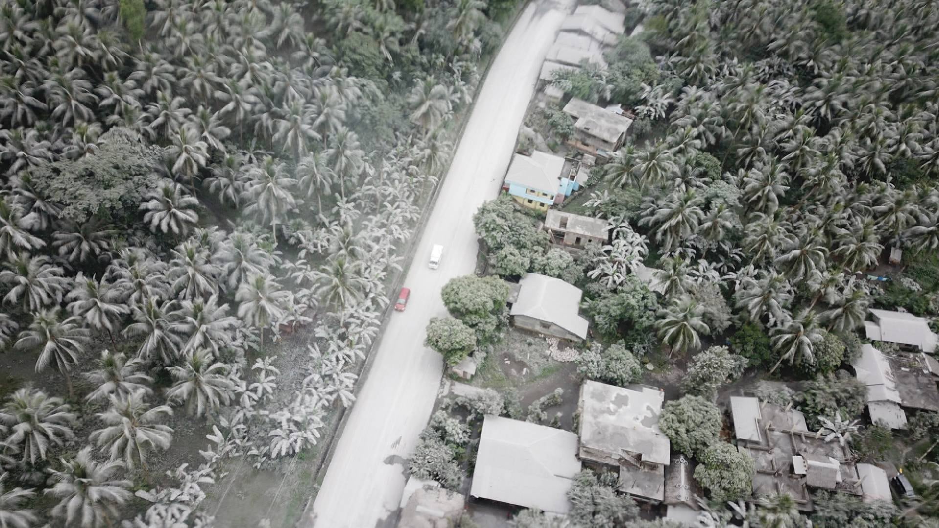 La erupción del volcán Bulusan duró unos 17 minutos y la columna de humo negro ascendió al menos un kilómetro.
