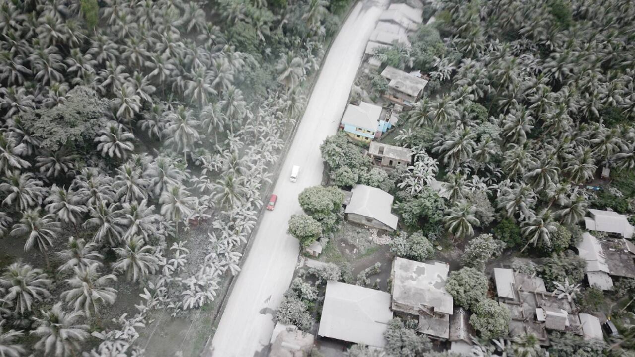 La erupción del volcán Bulusan duró unos 17 minutos y la columna de humo negro ascendió al menos un kilómetro.