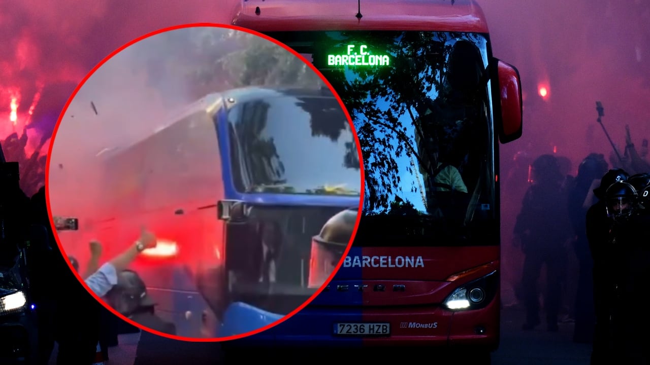 Momento en que atacan el bus del Barcelona.