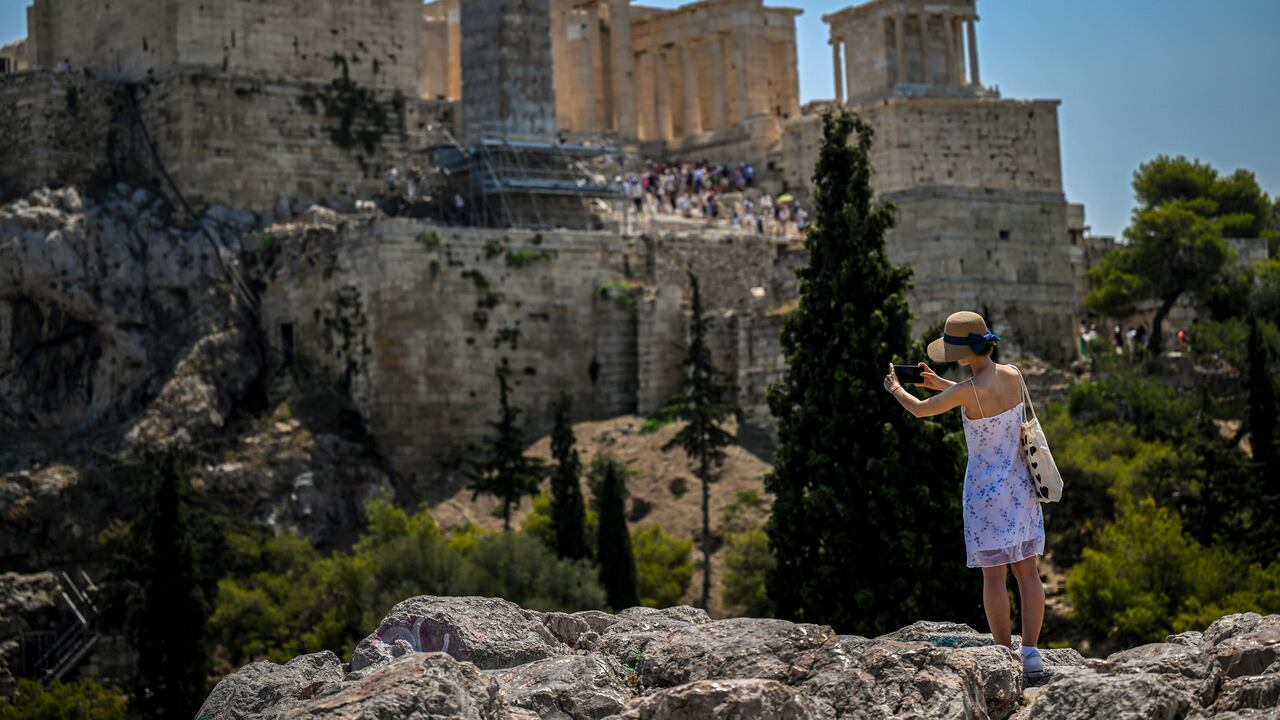 El servicio meteorológico nacional de Grecia, EMY, el 10 de julio de 2023, dijo que una ola de calor de seis días se apoderaría de Grecia a partir del 12 de julio. (Foto de Angelos TZORTZINIS / AFP)