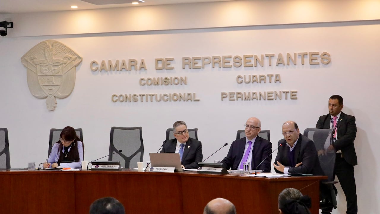Leonardo Villar, gerente del Banco de la República, y Germán Ávila, ministro de Hacienda, defendieron sus posiciones sobre la inflación y las tasas de interés en la Comisión IV de Cámara.