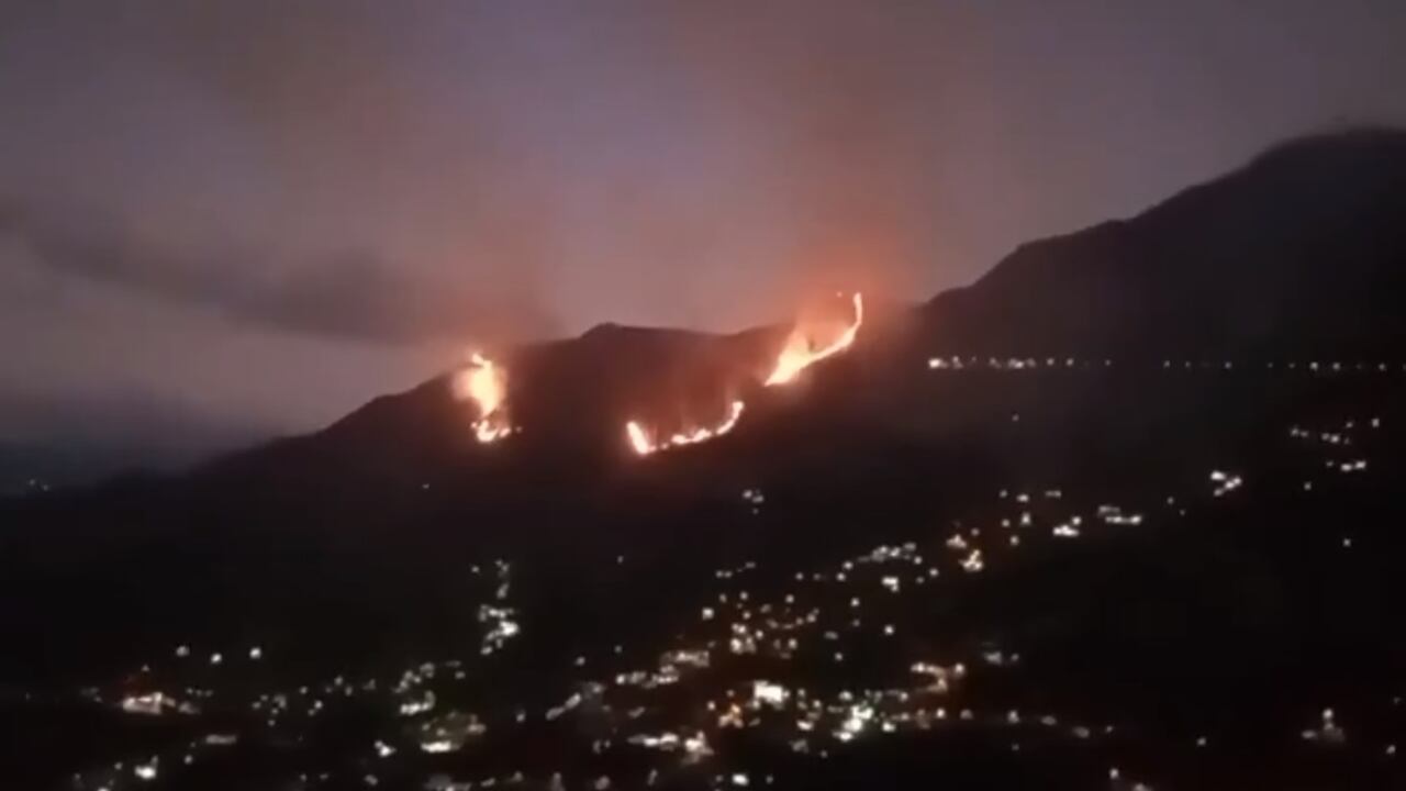 Incendio entre el túnel de la vía Medellín - Bogotá y el cerro de la cruz en Copacabana