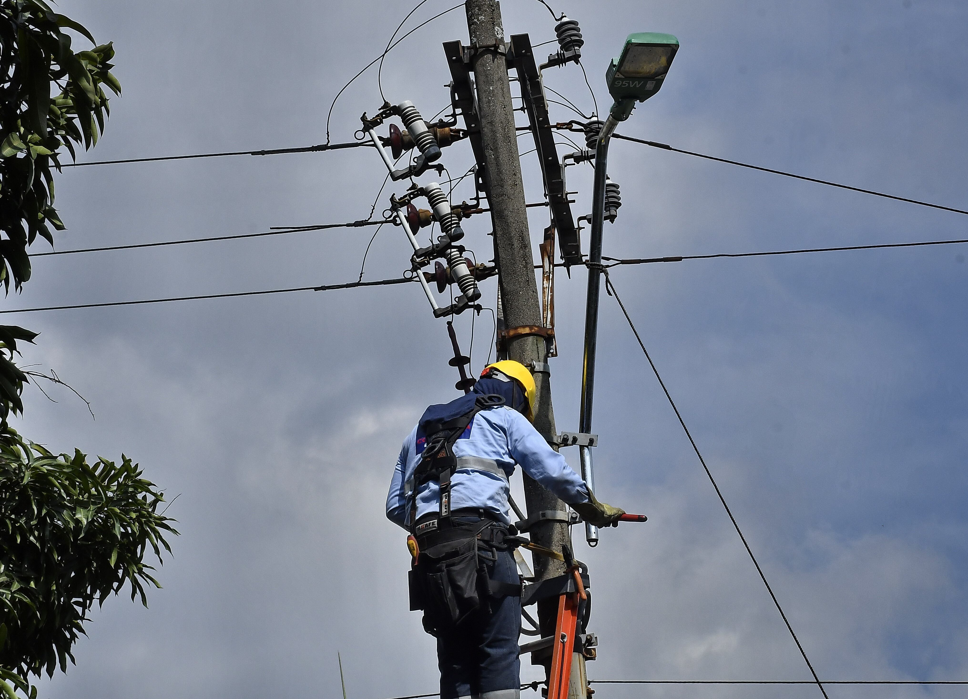 trabajos de reparación en redes de energía. Las cuadrillas de las empresas municipales se encontrarán desplegadas en diferentes puntos de la ciudad para atender el cronograma de intervenciones programadas en puntos oscuros de la ciudad y así dar parte de tranquilidad a los ciudadanos de Cali para que bajen  los robos y la violencia en la ciudad. Fotos Raúl Palacios / El Pais.