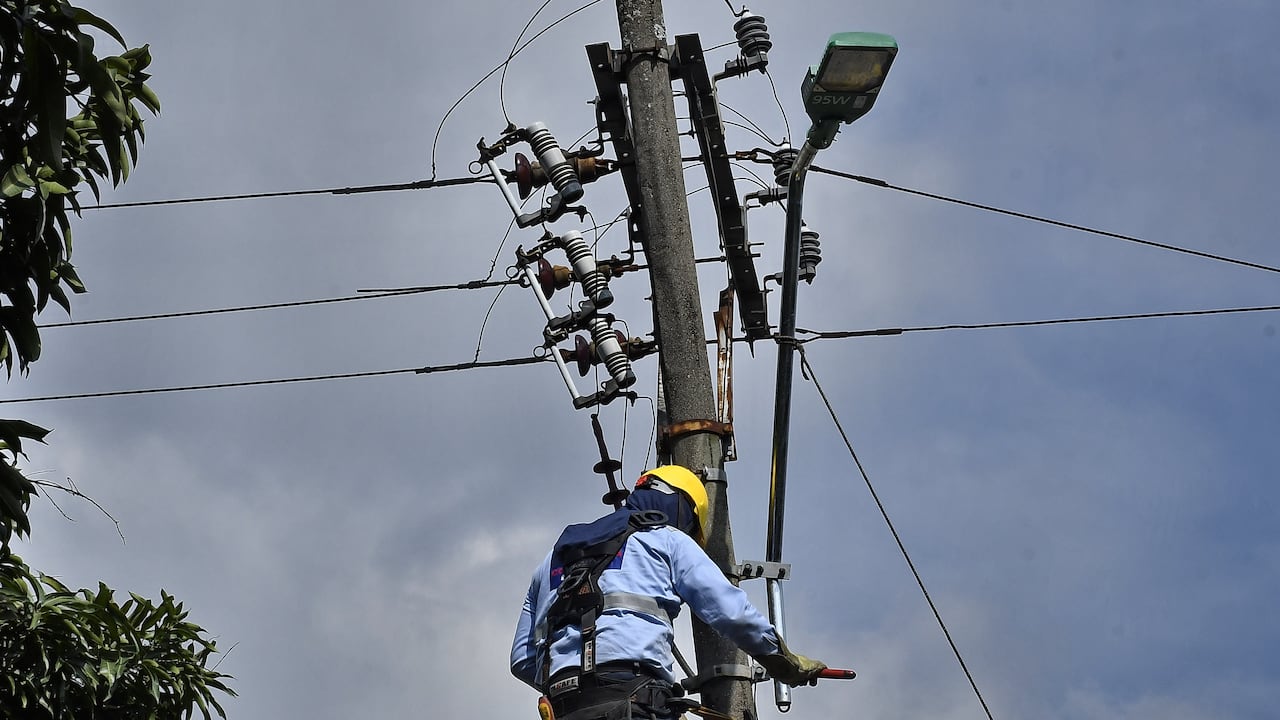trabajos de reparación en redes de energía. Las cuadrillas de las empresas municipales se encontrarán desplegadas en diferentes puntos de la ciudad para atender el cronograma de intervenciones programadas en puntos oscuros de la ciudad y así dar parte de tranquilidad a los ciudadanos de Cali para que bajen los robos y la violencia en la ciudad. Fotos Raúl Palacios / El Pais.