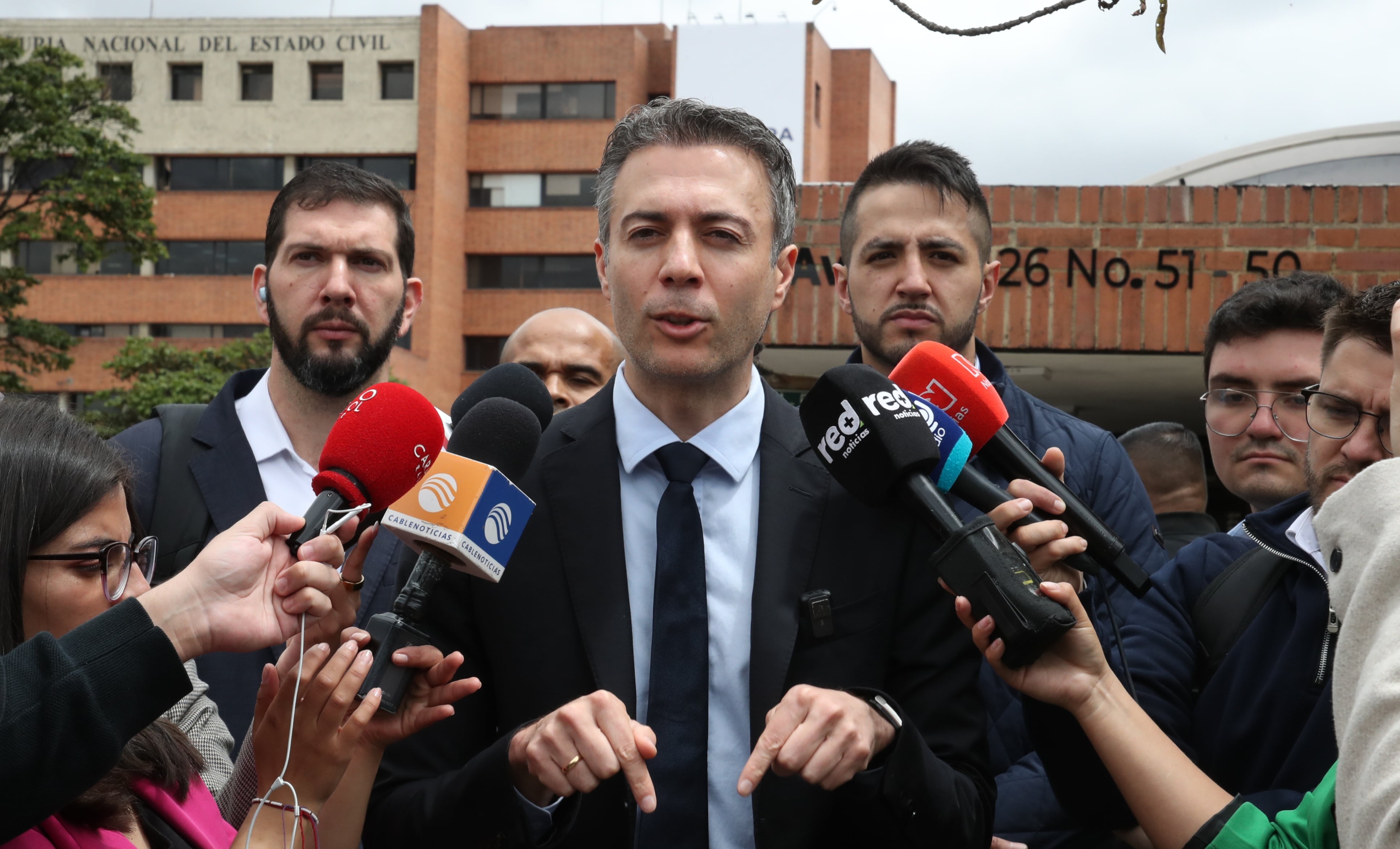 Rueda de prensa del precandidato Daniel Quintero en la entrada principal de la Registraduría Nacional del Estado Civil.