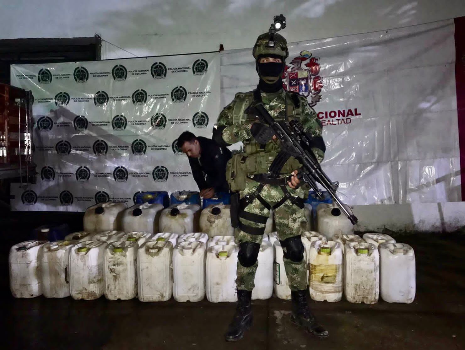 En el laboratorio fueron encontrados 200 galones de combustibles.