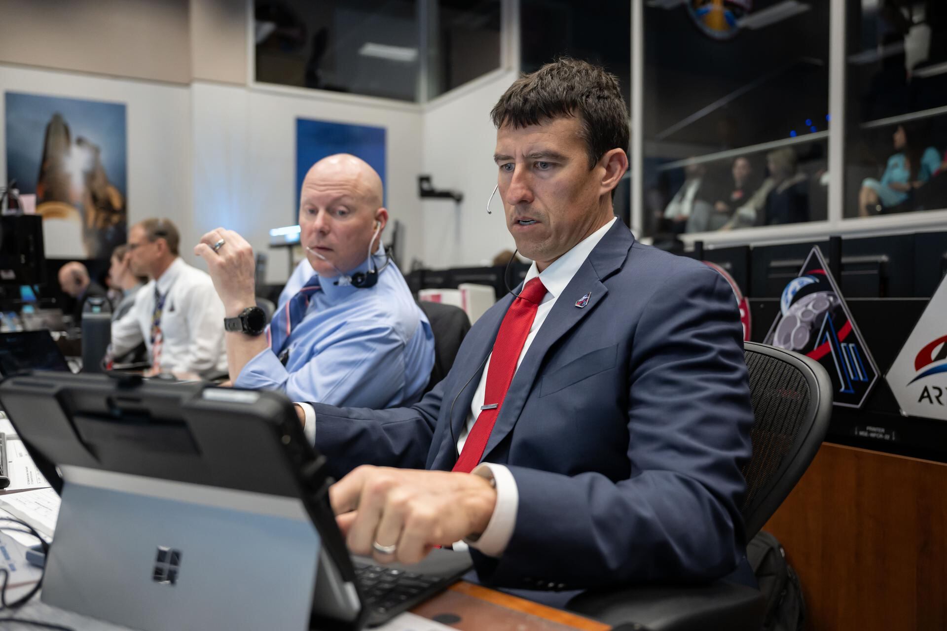 Mientras la nave Orion recorre la distancia lunar, el sistema O2O asegura comunicación eficiente y envío de datos en tiempo real.