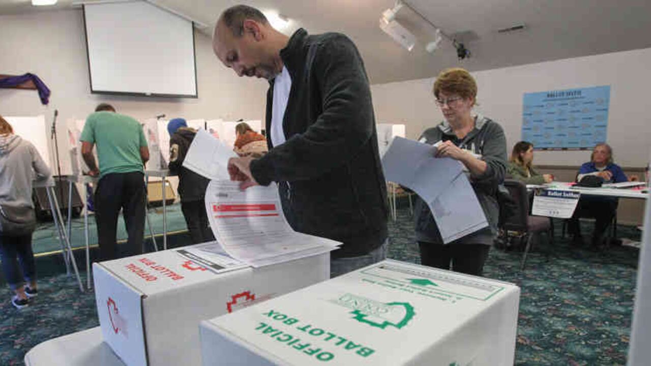 Ciudadano votando en California, donde hay 535 votos electorales.