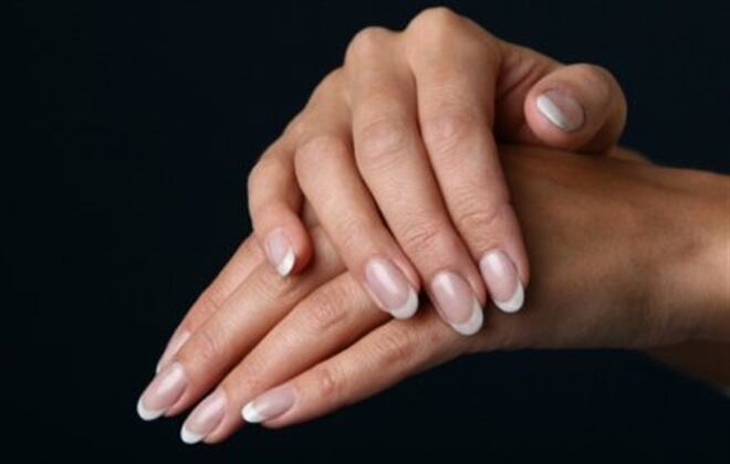 Las uñas pueden ponerse amarillas debido a enfermedades como la hepatitis. Foto: Thinkstock