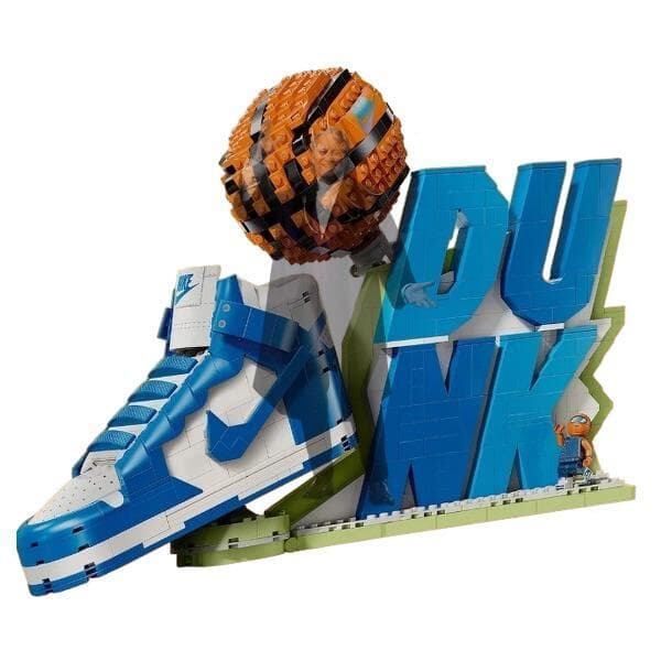 Zapatillas Nike Dunk Low para niños con diseño en blanco, rojo y negro, inspiradas en bloques LEGO.