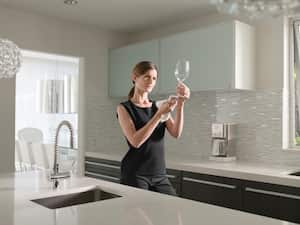 Limpiar vasos de vidrio.