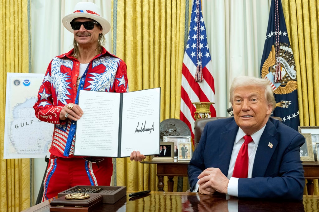 Kid Rock sostiene una orden ejecutiva firmada sobre la reventa de entradas, después de que el presidente Donald Trump la firmara en la Oficina Oval de la Casa Blanca en Washington, el lunes 31 de marzo de 2025. (Pool vía AP)