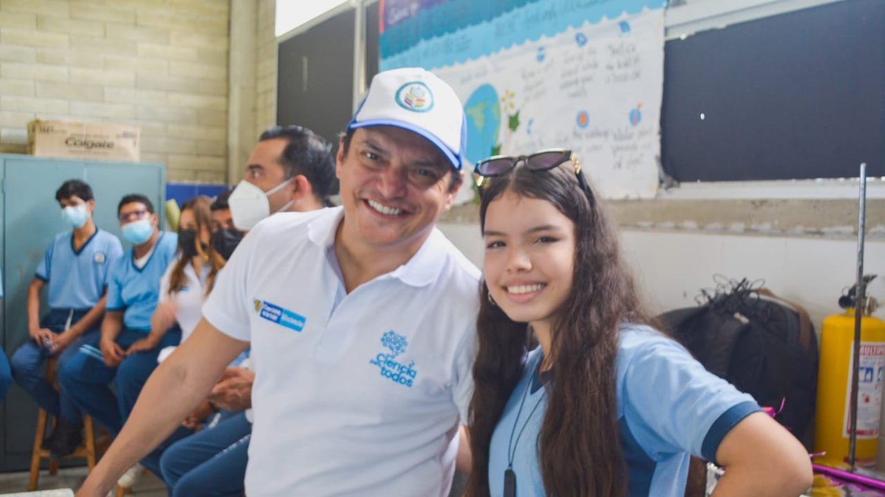 El ministro de Ciencia, Tito Crissien Borrero, sostuvo un encuentro especial con Juana Valentina Estrada Díaz, estudiante de 13 años de edad que fue seleccionada para conocer la Nasa.
