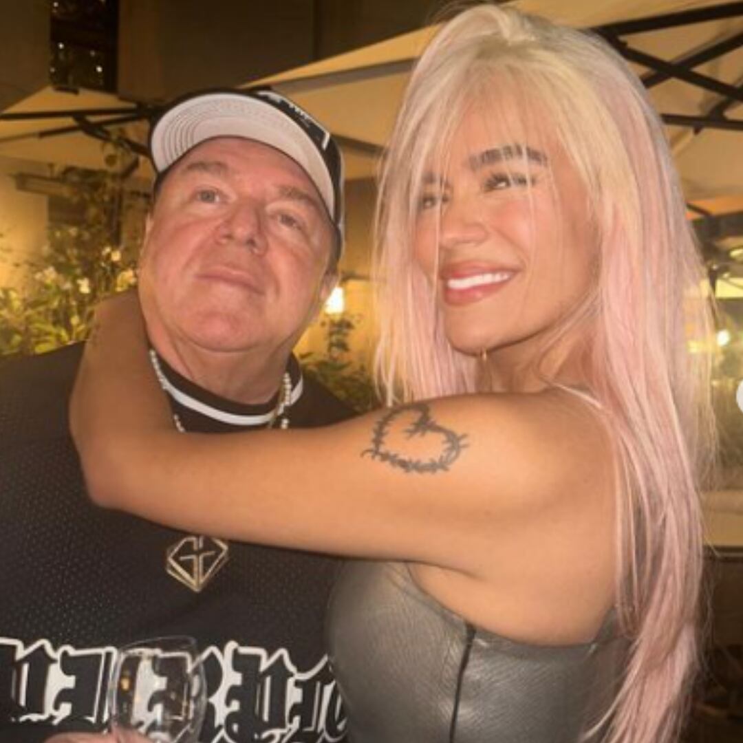 Karol G al lado de padre que es conocido como 'Papá G'