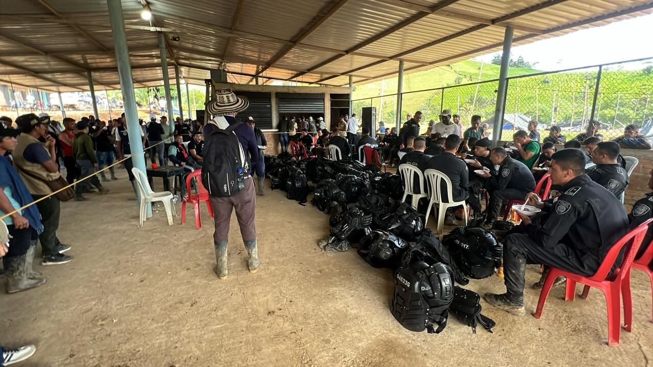 Los agentes permanecen arrinconados en una parte del sitio.