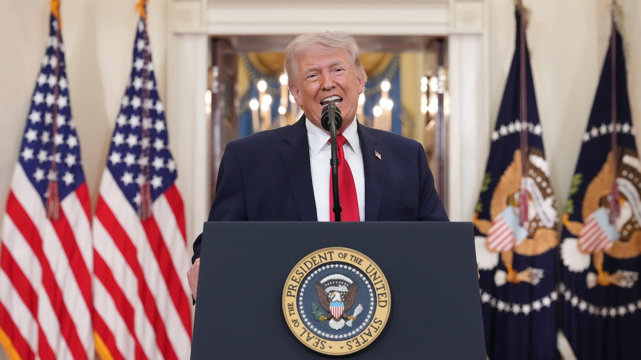 El presidente Donald Trump habla sobre la guerra contra Irán desde el Salón de la Cruz de la Casa Blanca.